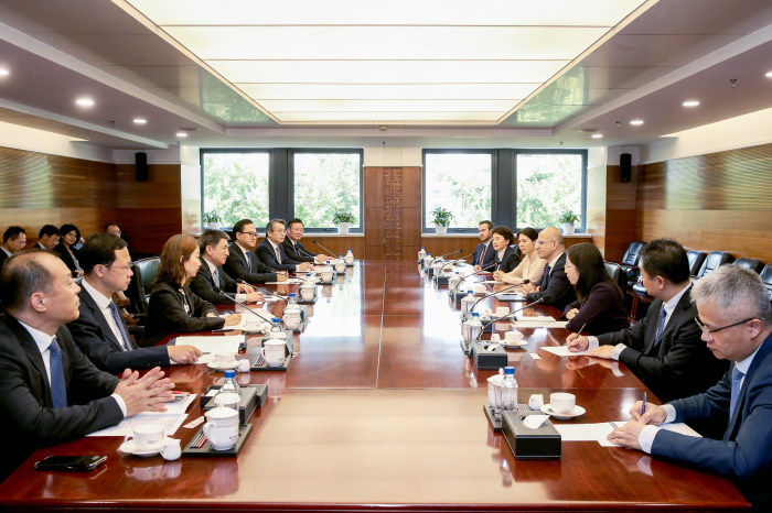 Li Chenggang Meets with Apple COO on Sino-US Economic Ties