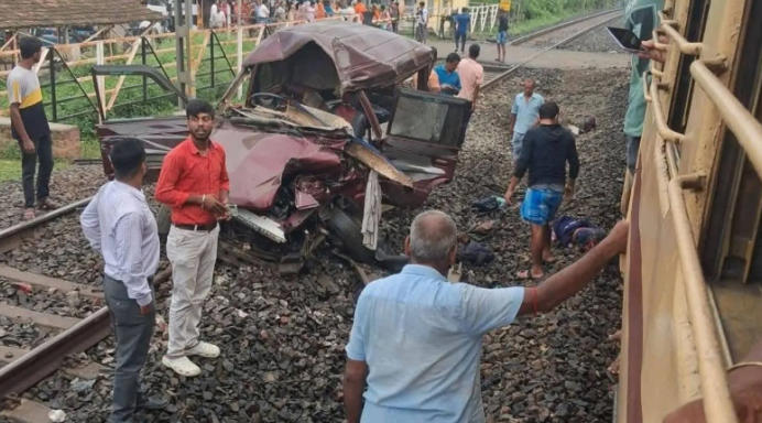 Railway Crossing Accident Kills 5 in India