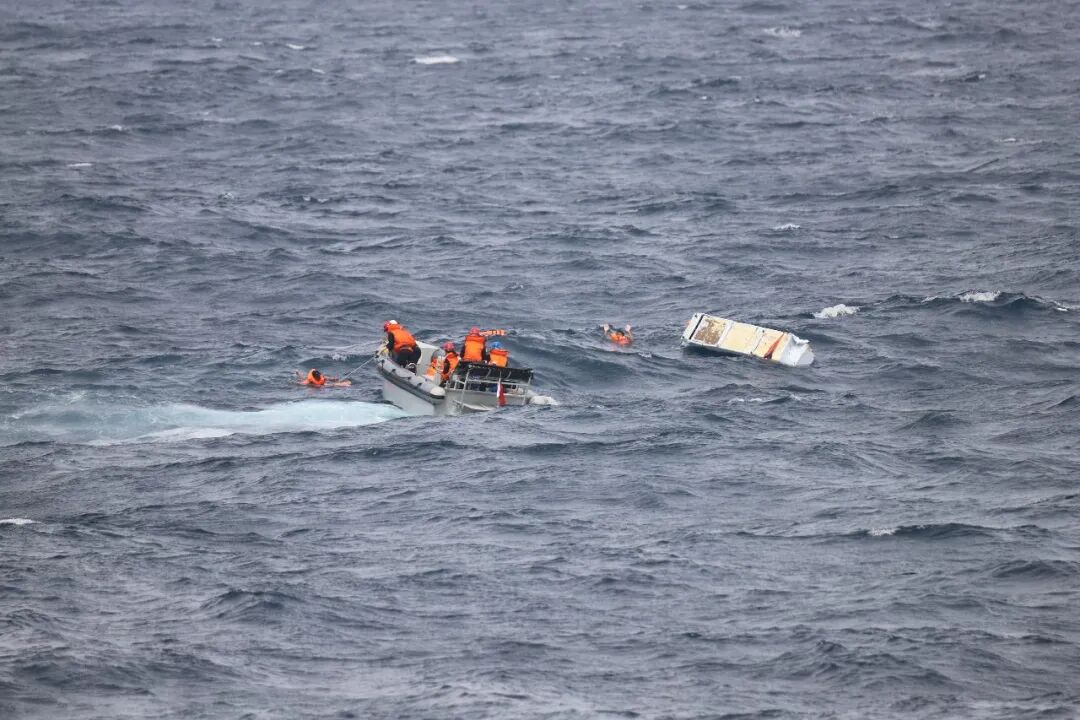 Vietnamese Ship Sinks Near Yongshu Reef, Rescue Operations Ongoing