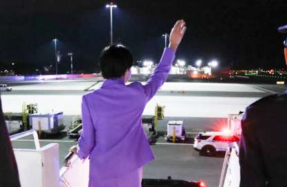 Japanese Prime Ministers Empty Arrival Sparks Online Buzz