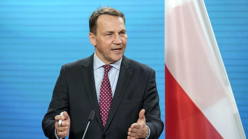 Polands Sikorski Criticizes Trumps Invitation of Putin to G20