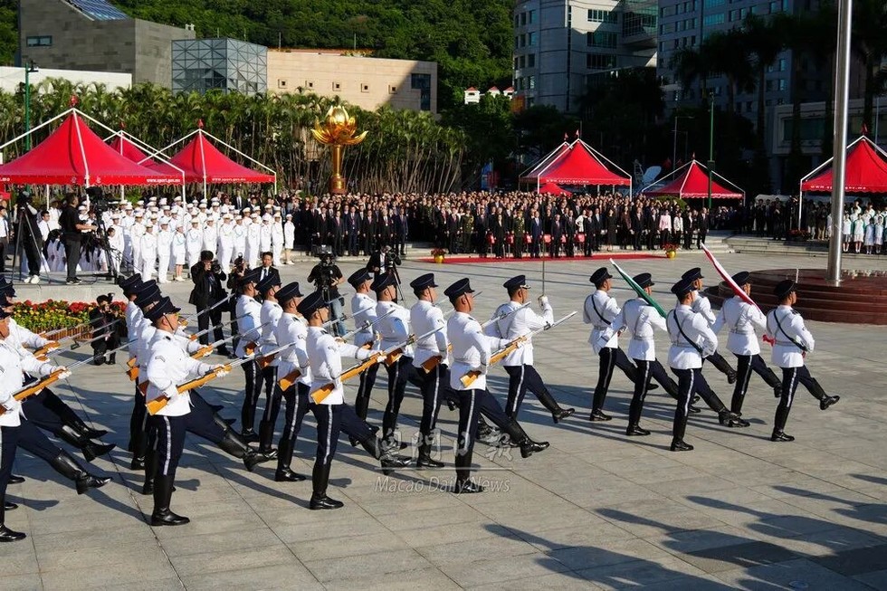 Macao Security Forces Adopt Chinese-Style Military Drills for National Day Flag-Raising Ceremony