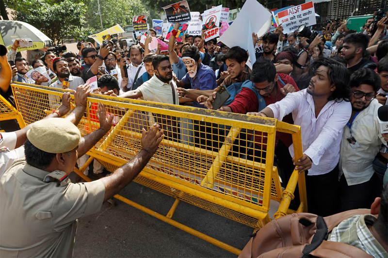 India Protests Against Voter List Changes, Demands Resignation of Election Commissioner