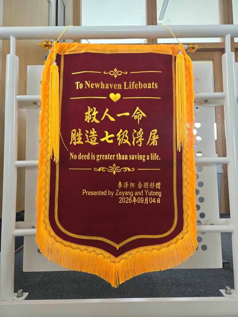 Chinese Student Presents Golden Flag of Gratitude to RNLI Rescue Team