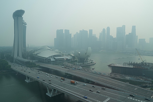 Singapore Suffers Worst Smog in Decade Amidst Indonesias Forest Fires