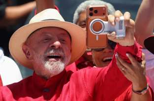 Lula Gets Smartphone for First Time in Bid to Connect with Voters