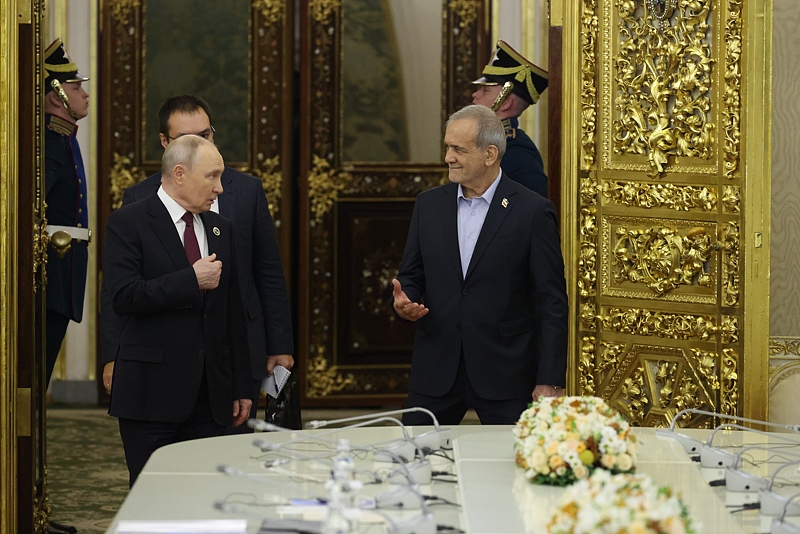 Putin Meets Ahmadinejad at GECF Summit, Emphasizes Cooperation with Iran